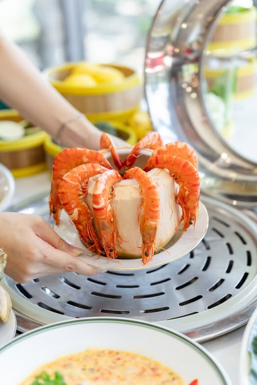 TÔM SÚ HẤP TRÁI DỪA: HƯƠNG VỊ BIỂN KHƠI HÒA CÙNG VỊ NGỌT THIÊN NHIÊN!