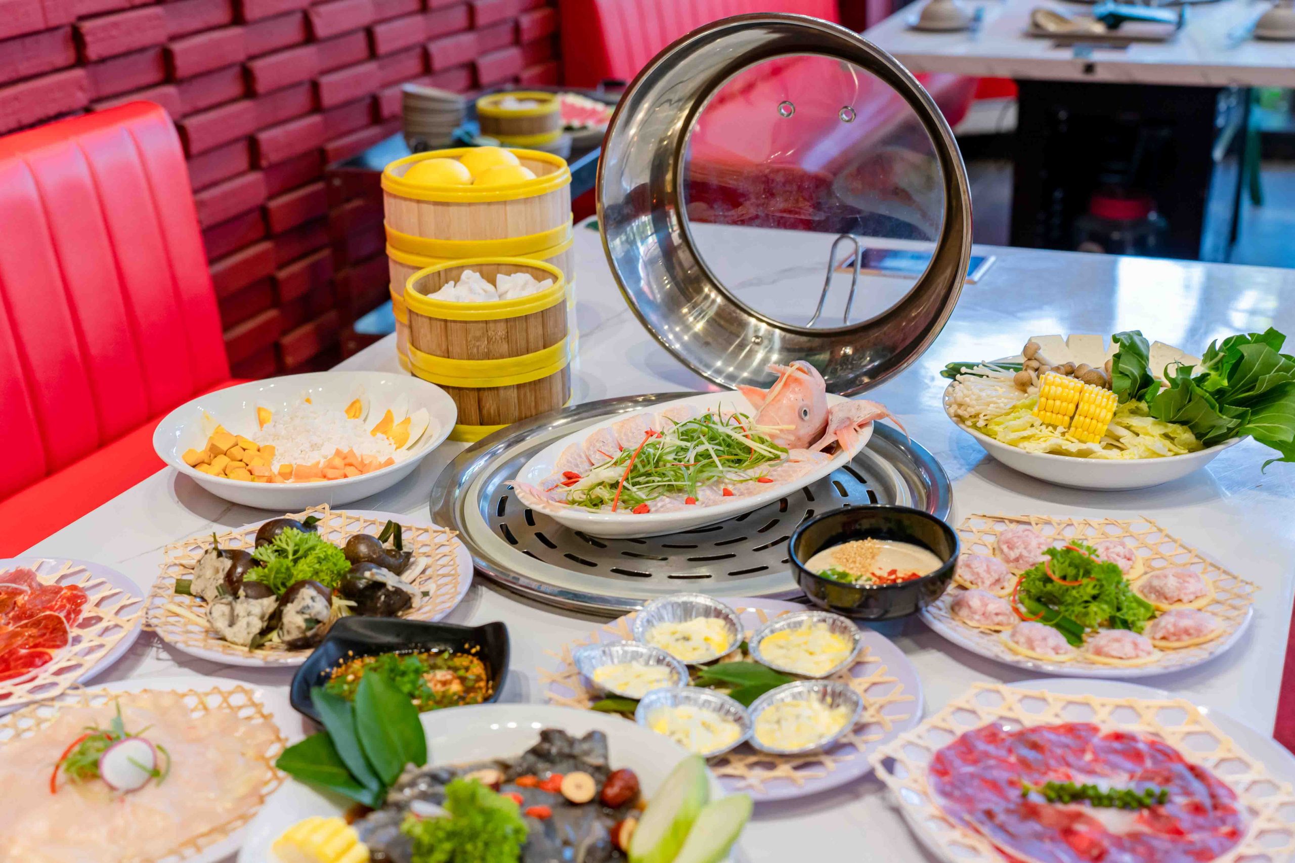 Bàn tiệc đầy đủ